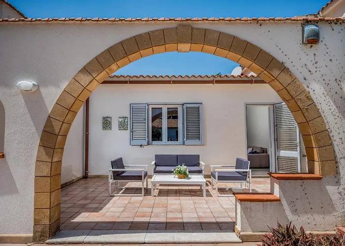 Spada Con Ampi Spazi Esterni Villa San Vito Lo Capo